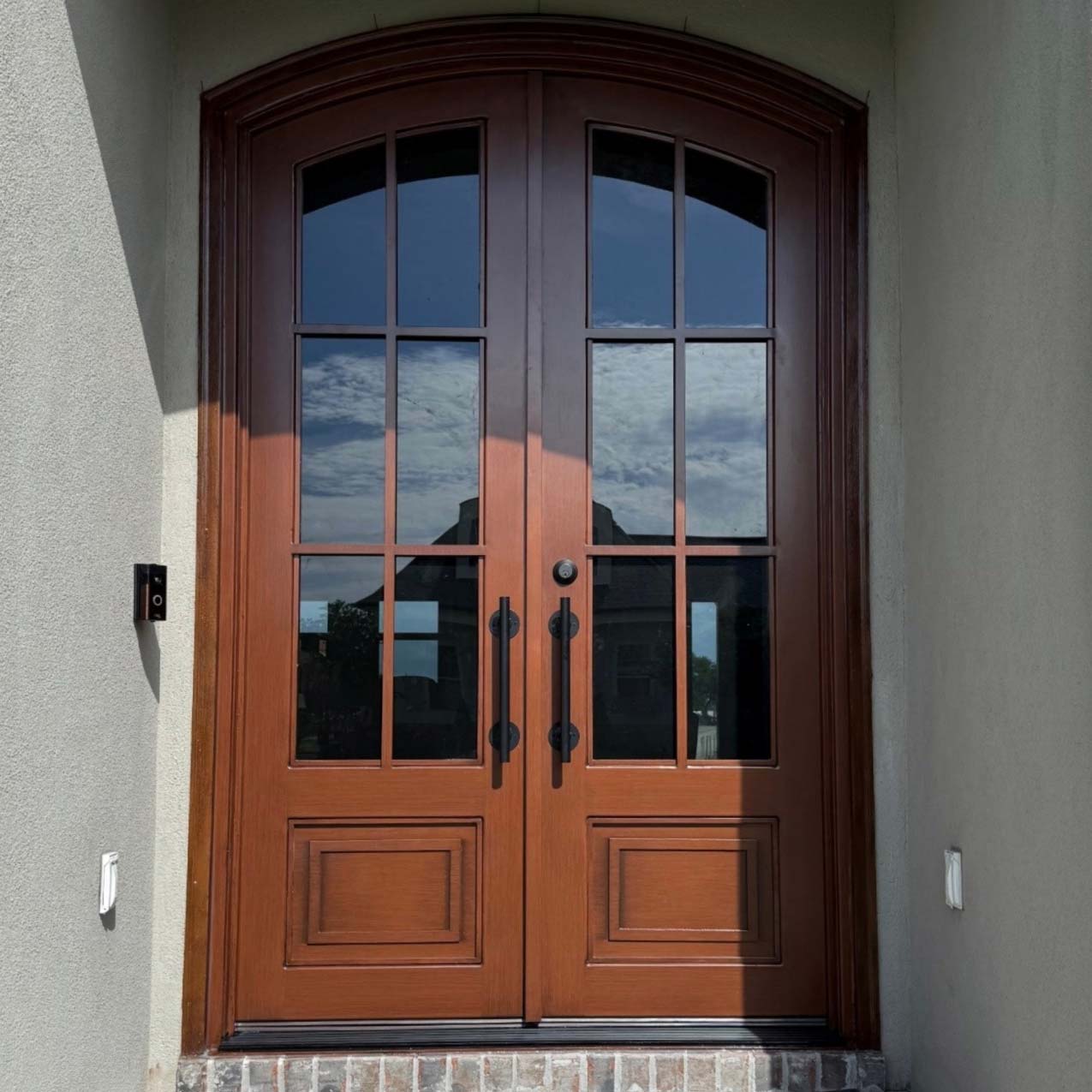 steel-doors-with-textured-wood